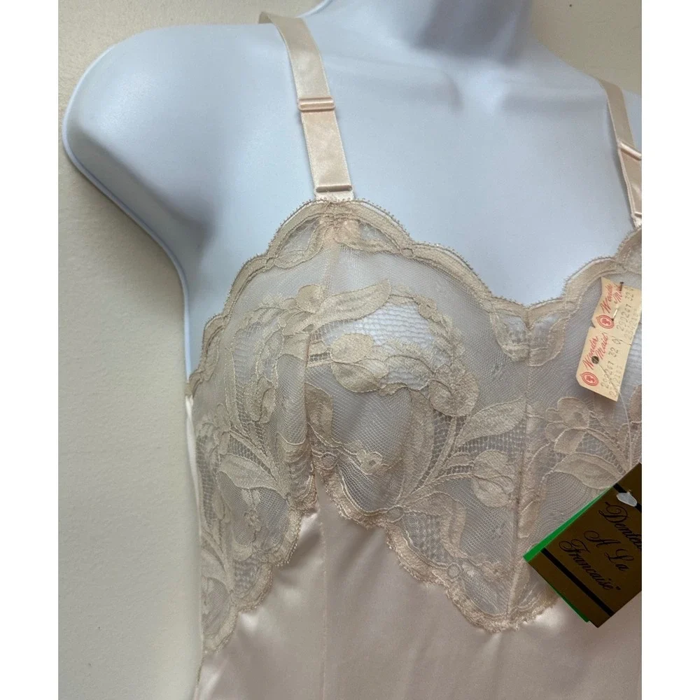 Vintage Wonder Maid Peach Lace Full Slip Dress 2992 A Antron Nylon NWT USA 32